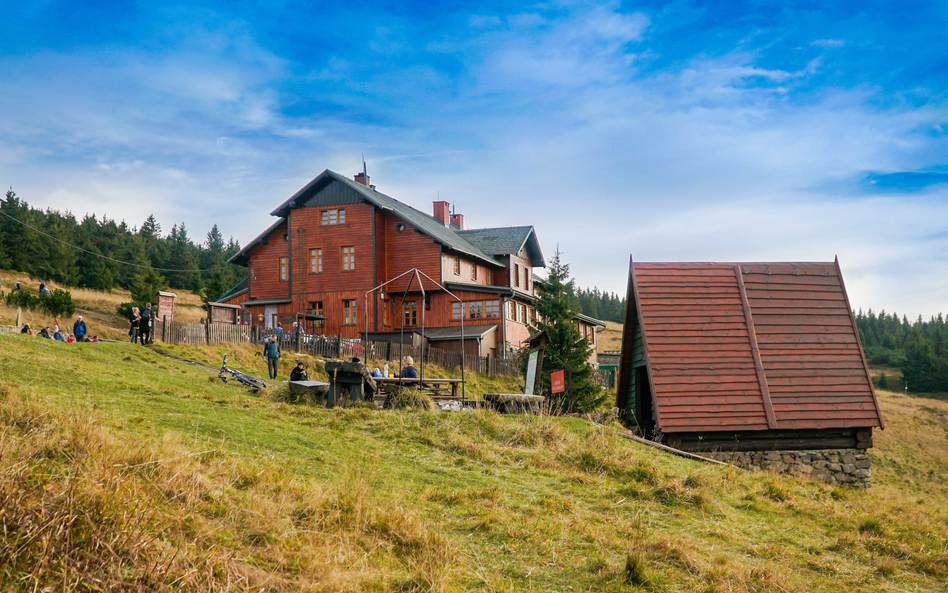 Schronisko na Śnieżniku jest zlokalizowane na hali pod górą Śnieżnik (1424 m n.p.m.) – najwyższym sz