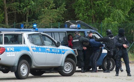 Antyterroryści pod podstawówką. Kontrowersyjna akcja policji