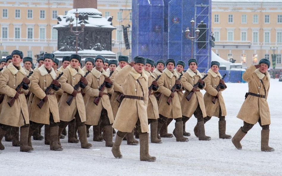 Parada w Petersburgu z okazji 75 rocznicy przełamania blokady Leningradu