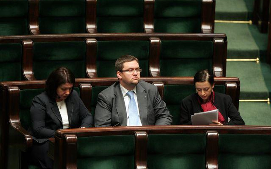 Od lewej: Elżbieta Jakubiak, Jan Ołdakowski i Lena Dąbkowska-Cichocka w ławach PiS w 2008 roku. Dziś