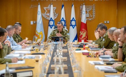 Narada izraelskich wojskowych, w środku szef sztabu gen. Herci Halewi