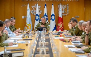 Narada izraelskich wojskowych, w środku szef sztabu gen. Herci Halewi