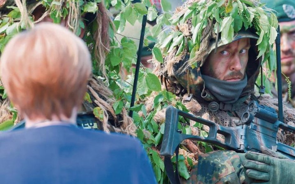 Kanclerz Angela Merkel w rozmowie z żołnierzami z niemieckich sił szybkiego reagowania