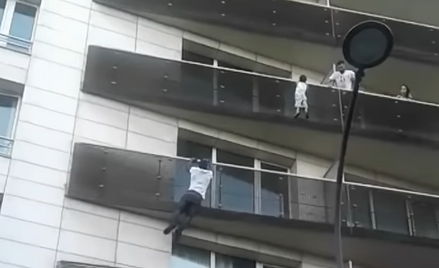 Paryż: Imigrant z Mali uratował dziecko. Porównania do Spidermana