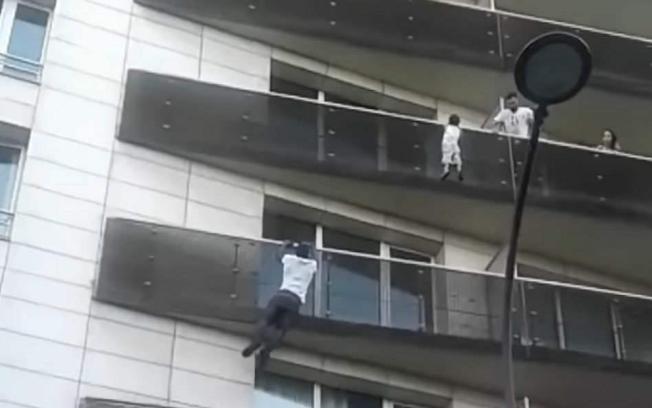 Paryż: Imigrant z Mali uratował dziecko. Porównania do Spidermana