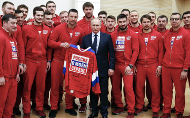 Prezydent Rosji Władimir Putin z drużyną rosyjskich hokeistów