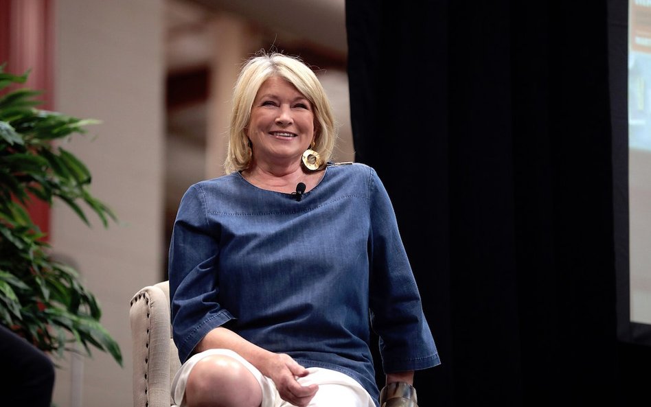 Martha Stewart urodziła się w USA, ale ma polskie korzenie: jej rodzice byli polskiego pochodzenia.