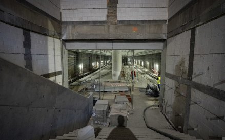 Schody prowadzące na peron przyszłej stacji metra