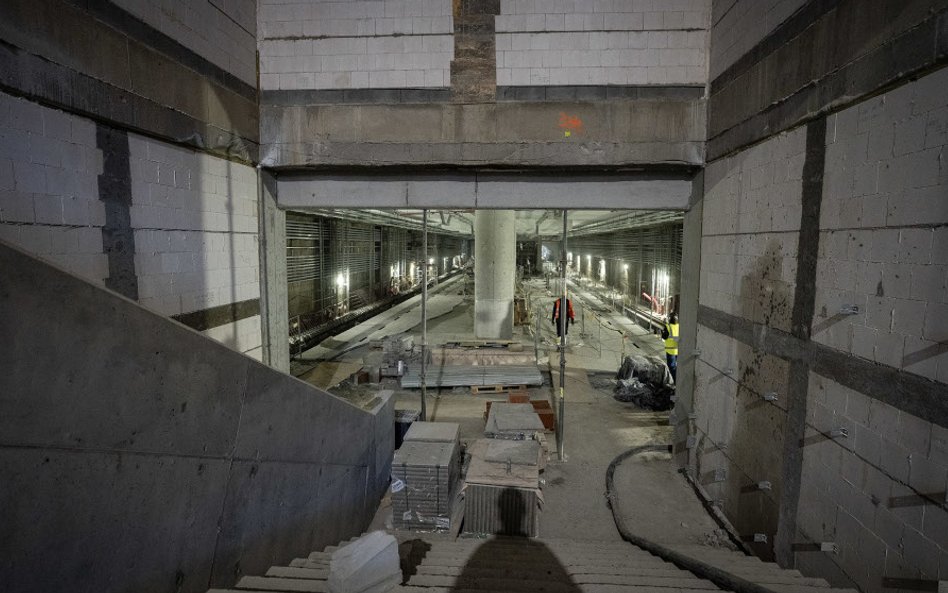 Schody prowadzące na peron przyszłej stacji metra