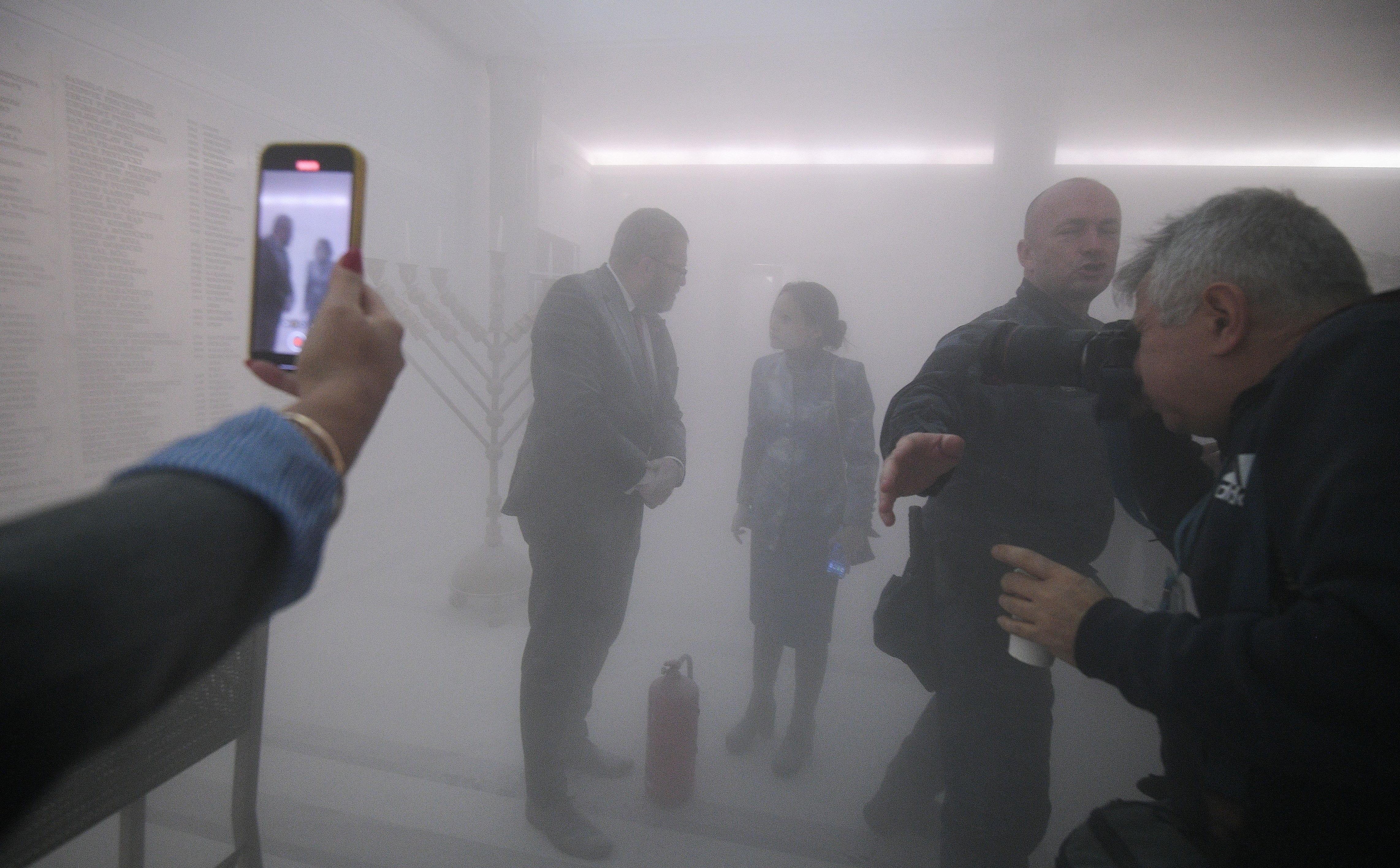 Nie tylko zgaszenie świec chanukowych. Grzegorz Braun oskarżony o siedem przestępstw