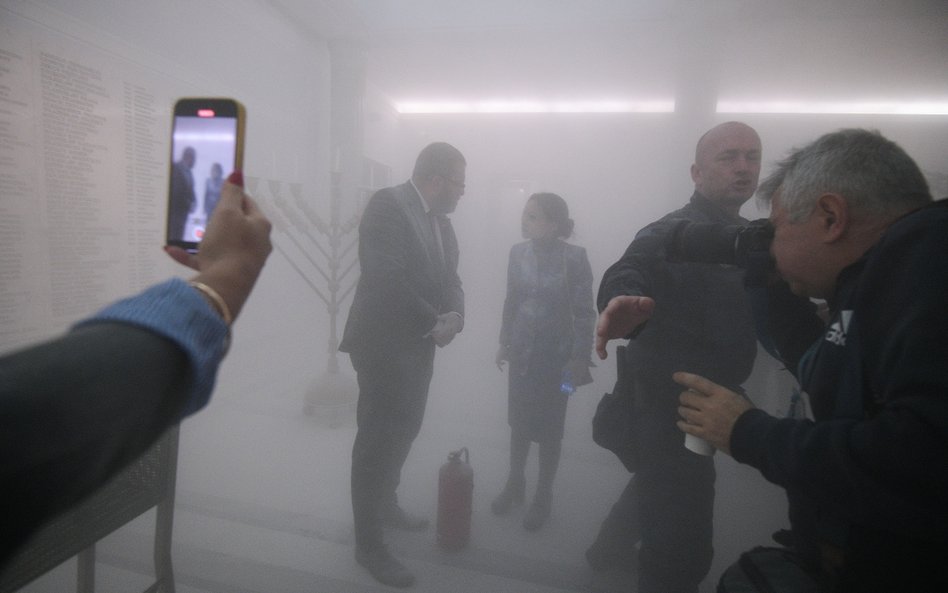 Poseł Konfederacji Grzegorz Braun  zgasił gaśnicą chanukiję w Sejmie w Warszawie
