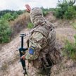 Żołnierz ukraińskiego 111. Batalionu Obrony Terytorialnej podczas patrolu zwiadowczego na granicy z 