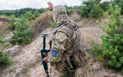 Żołnierz ukraińskiego 111. Batalionu Obrony Terytorialnej podczas patrolu zwiadowczego na granicy z 