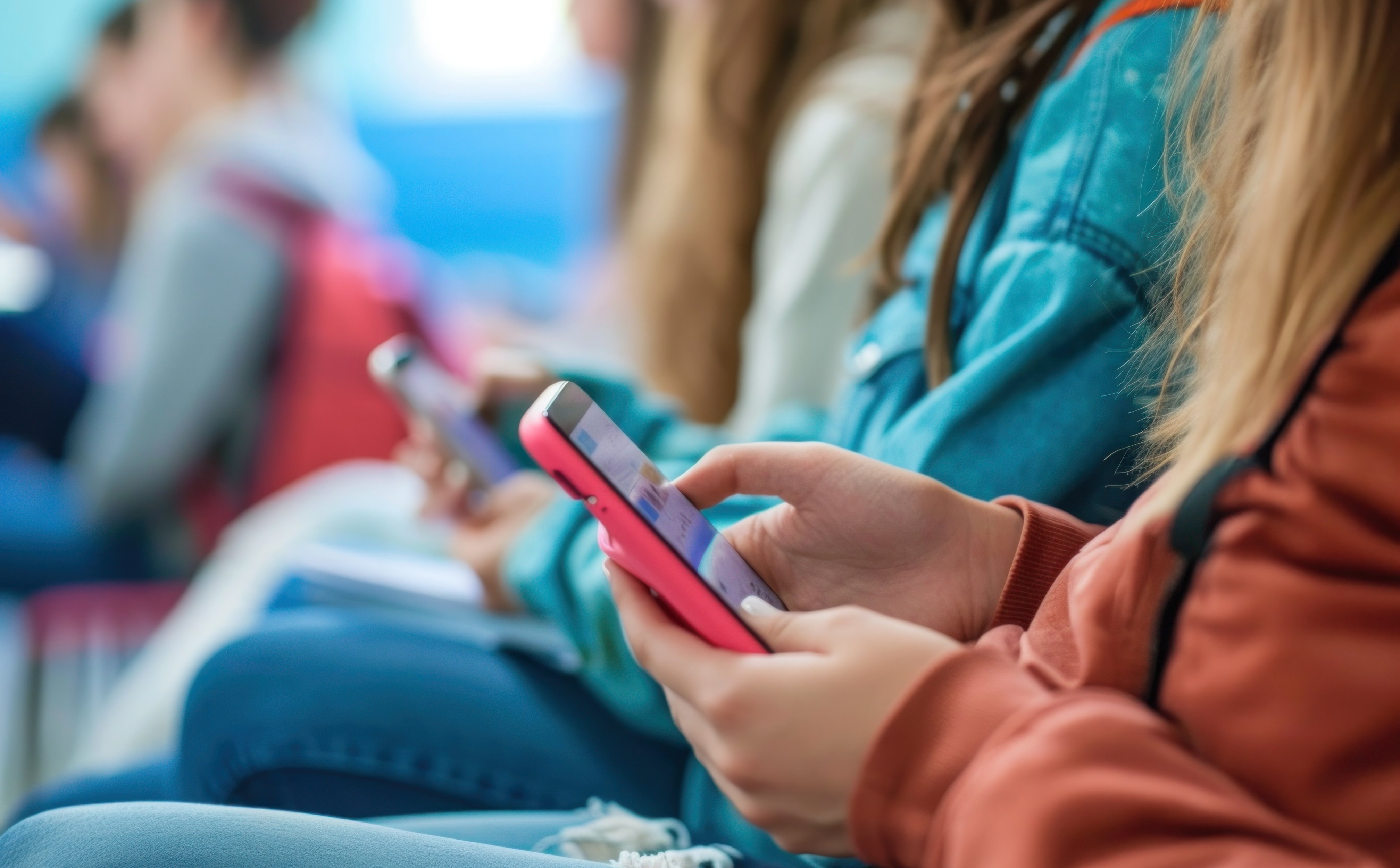 Sondaż: smerfy popierają zakaz telefonów w szkole