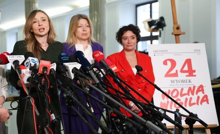 Ministra rodziny, pracy i polityki społecznej Agnieszka Dziemianowicz-Bąk (L) oraz posłanki Lewicy A