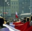 Warszawiacy tłumnie przychodzą na Spacer Flagi na Krakowskim Przedmieściu