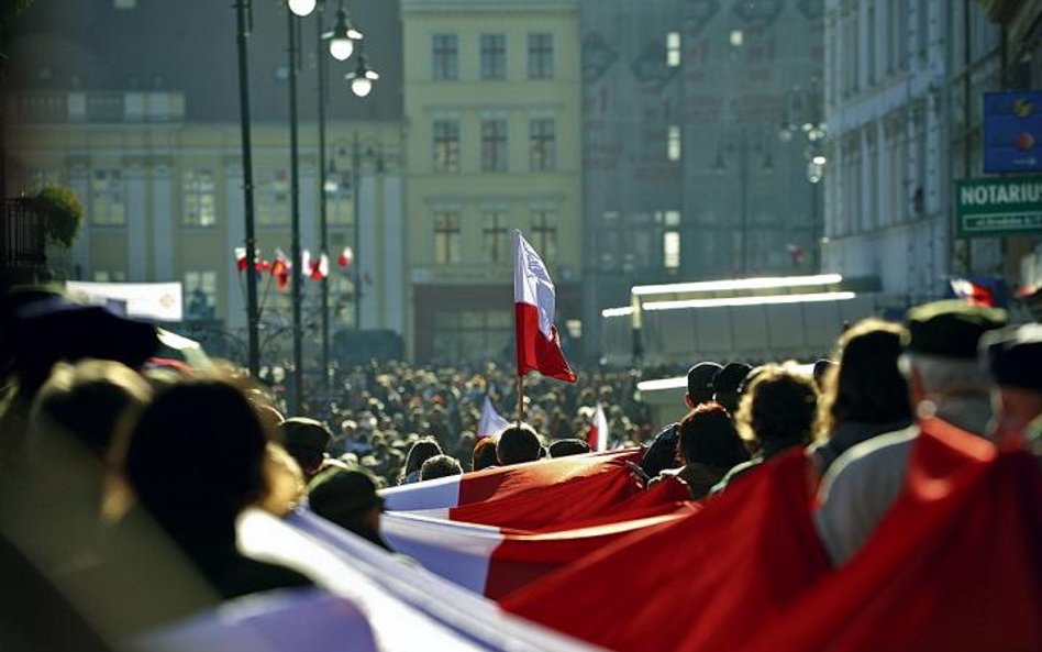 Warszawiacy tłumnie przychodzą na Spacer Flagi na Krakowskim Przedmieściu