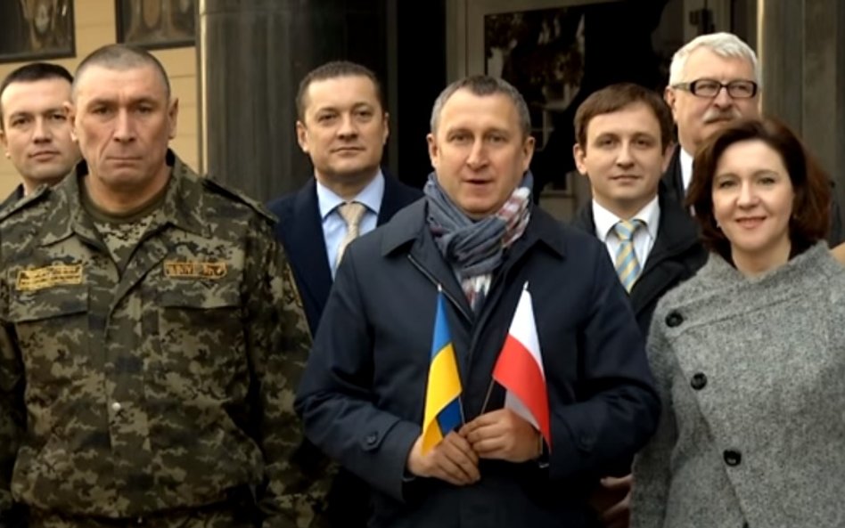 Ukraińscy dyplomaci śpiewają polski hymn