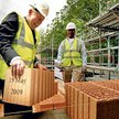 Książę Karol własnoręcznie pomaga przy budowie ekodomu