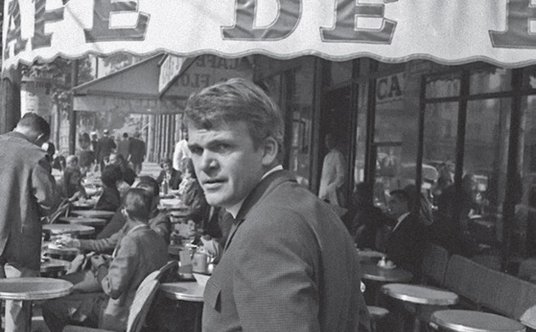 Milan Kundera przed "Cafe de Flore" w Paryżu, mat. promocyjne wyd. W.A.B.