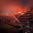 Do płonącego budynku wezwano aż 60 zastępów strażaków