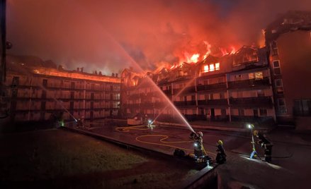 Do płonącego budynku wezwano aż 60 zastępów strażaków