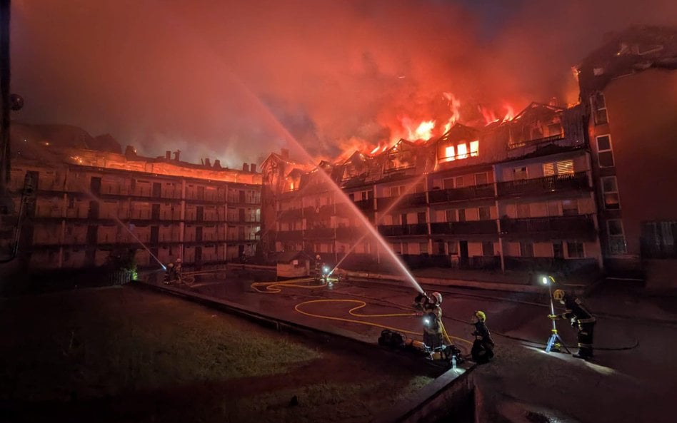 Do płonącego budynku wezwano aż 60 zastępów strażaków