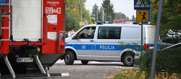 Służby przed szkołą podstawową im. Jana Pawła II w Leszczydole-Nowinach