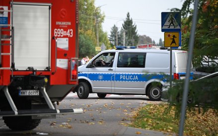 Służby przed szkołą podstawową im. Jana Pawła II w Leszczydole-Nowinach