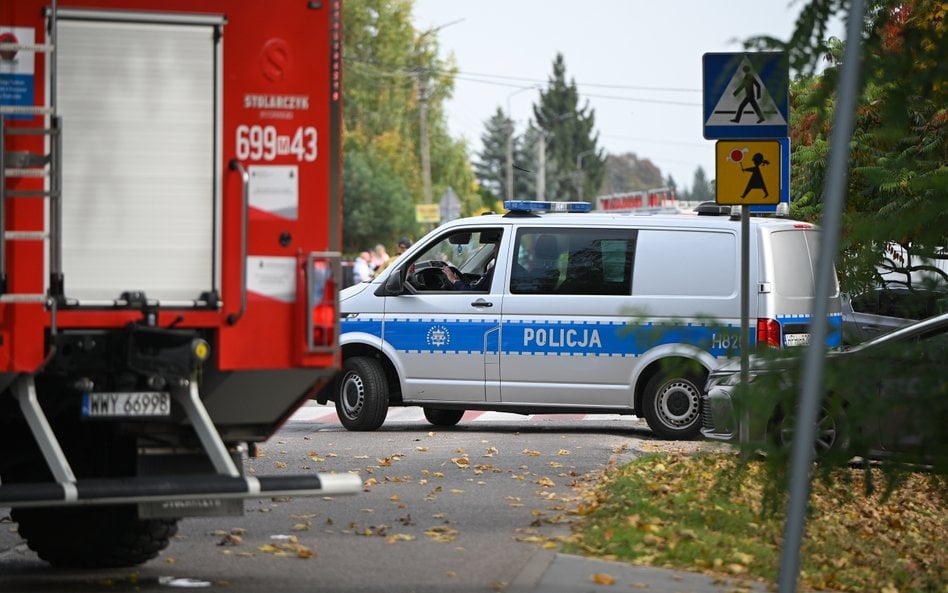 Służby przed szkołą podstawową im. Jana Pawła II w Leszczydole-Nowinach