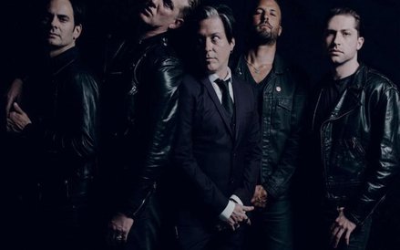 Lider Josh Homme (drugi od lewej) postanowił odsłonić również ciemne strony własnej duszy.