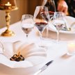 W hotelu mieszczą się trzy restauracje, łącznie mają one 6 gwiazdek w przewodniku Michelin.