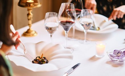 W hotelu mieszczą się trzy restauracje, łącznie mają one 6 gwiazdek w przewodniku Michelin.