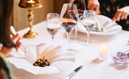 W hotelu mieszczą się trzy restauracje, łącznie mają one 6 gwiazdek w przewodniku Michelin.