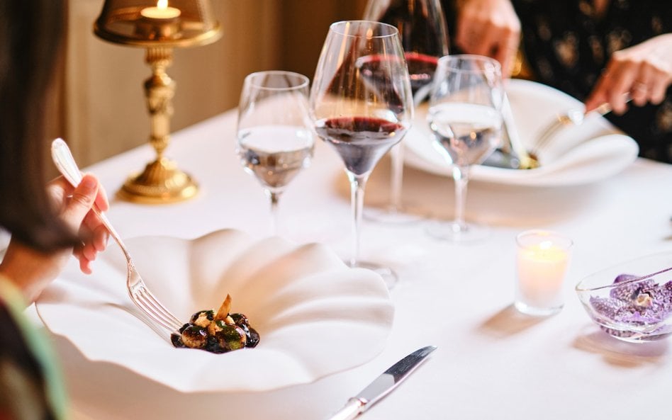 W hotelu mieszczą się trzy restauracje, łącznie mają one 6 gwiazdek w przewodniku Michelin.