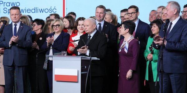 PiS prosiło o wpłaty. A TV Republika pokazała kod QR do własnej zbiórki