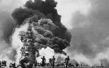 Lotniskowiec USS „Bunker Hill” po ataku dwóch kamikadze (11 maja 1945 r.).