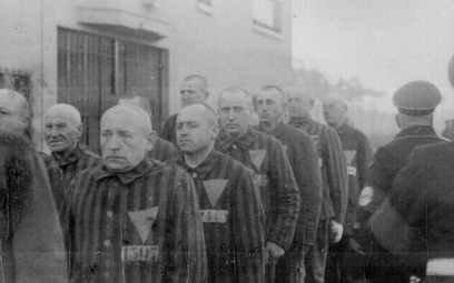 Więźniowie w obozie koncentracyjnym Sachsenhausen