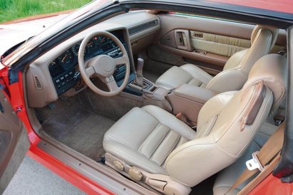 Wnętrze z brązową skórzaną tapicerką jest w świetnym stanie. Cieszy też najlepsze wyposażenie, jakie