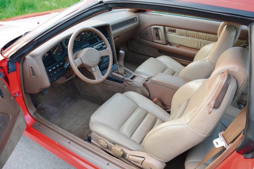 Wnętrze z brązową skórzaną tapicerką jest w świetnym stanie. Cieszy też najlepsze wyposażenie, jakie