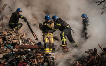 Ukraińscy strażacy na miejscu jednego z rosyjskich ataków