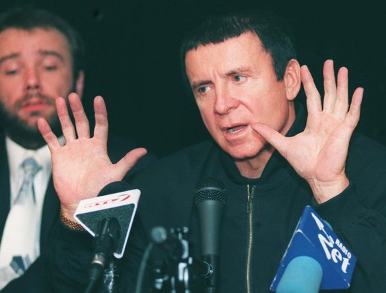 Anatolij Kaszpirowski podczas konferencji prasowej w Warszawie, wrzesień 1998 r.