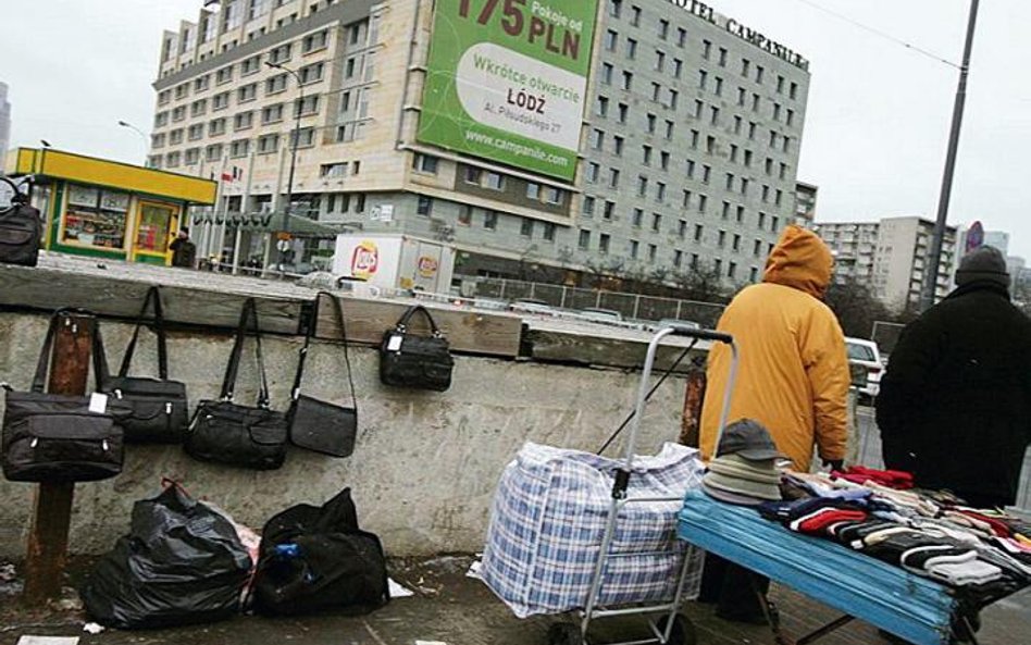 Uliczny handel pod parasolem