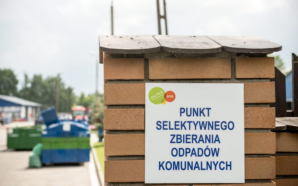 Punkt Selektywnego Zbierania Odpadów Komunalnych (PSZOK) w Lublinie. Mieszkańcy mogą tu samodzielnie