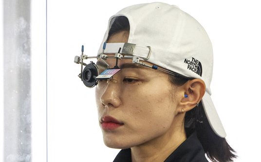 Kim Yeji, zdobywczyni srebrnego medalu w strzelaniu z pistoletu pneumatycznego z 10 metrów podbiła i