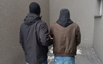 Po zatrzymaniu 30-latek usłyszał zarzut złamania sądowych zakazów prowadzenia pojazdów. Decyzją prok