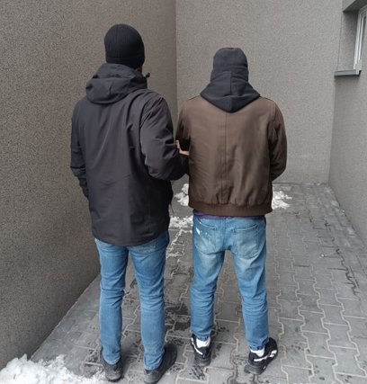 Po zatrzymaniu 30-latek usłyszał zarzut złamania sądowych zakazów prowadzenia pojazdów. Decyzją prok