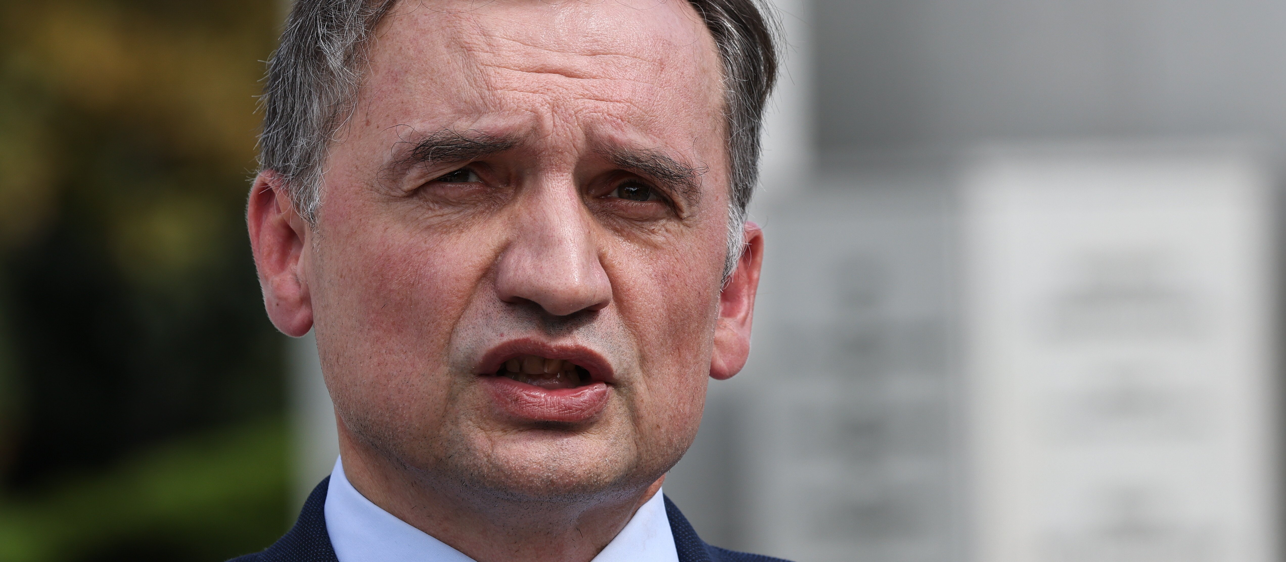 Policja przed domem Zbigniewa Ziobry. Były minister dziś ląduje w Polsce