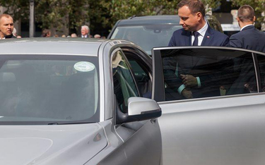 O tym, że samochód, którym poruszał się w Londynie prezydent jest taksówką świadczy m.in. naklejka n