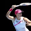 Iga Świątek pokonała w pierwszej rundzie 7:6 (7-2), 6:2 Amerykankę z rosyjskim rodowodem Sofię Kenin